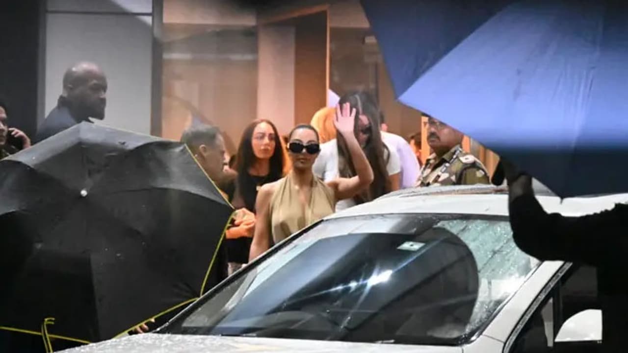 किम कार्दशियन मुंबईत दाखल किम कार्दशियन मुंबईत दाखल