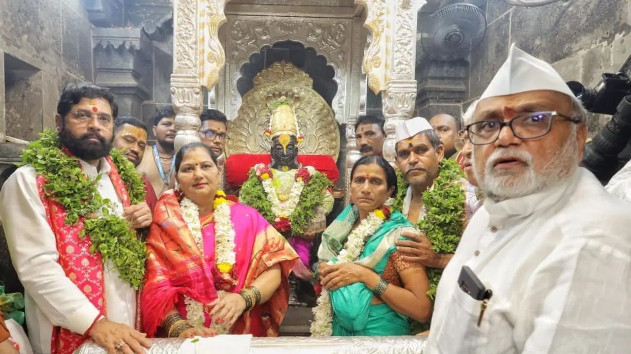 मुख्यमंत्री एकनाथ शिंदे यांच्या हस्ते सपत्नीक शासकीय महापूजा मुख्यमंत्री एकनाथ शिंदे यांच्या हस्ते सपत्नीक शासकीय महापूजा