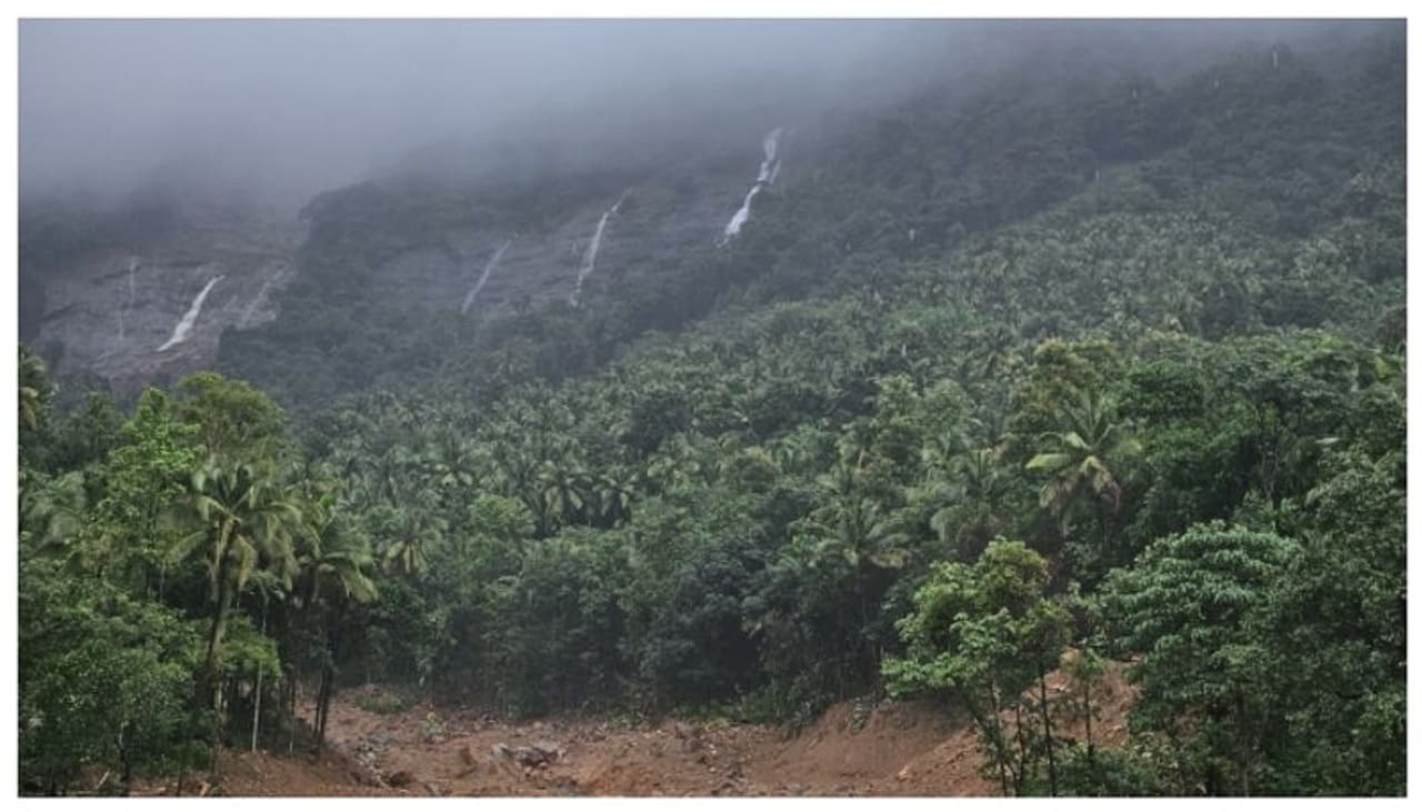 প্রবল বৃষ্টি জেলায় জেলায়, কবে কমবে ঝড়, জল? প্রবল বৃষ্টি জেলায় জেলায়, কবে কমবে ঝড়, জল?