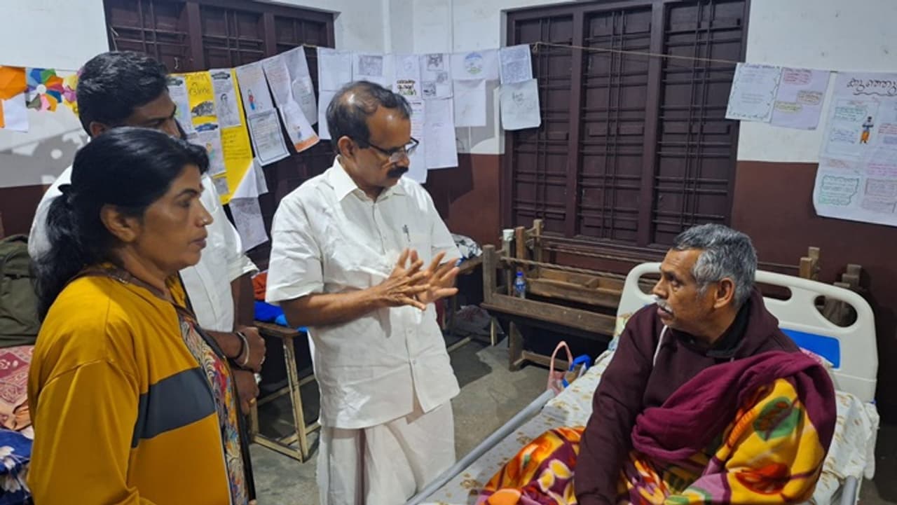 राहत शिविर पहुंचे केंद्रीय मंत्री जॉर्ज कुरियन 