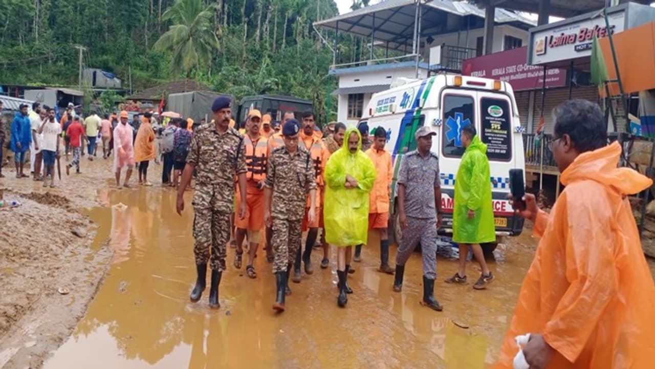 গ্রাউন্ড জিরোতে রাহুলরা গ্রাউন্ড জিরোতে রাহুলরা