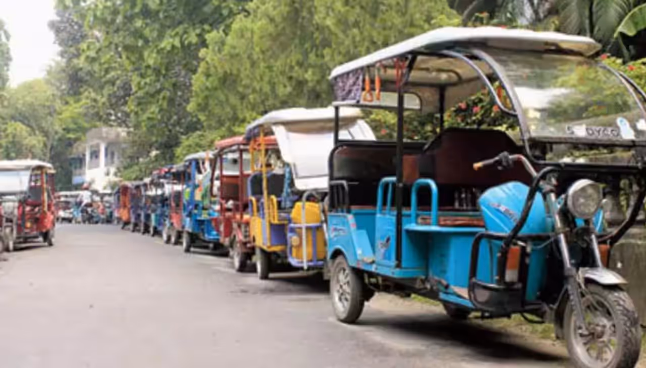 জলপাইগুড়িতে টোটোচালকদের বিক্ষোভ জলপাইগুড়িতে টোটোচালকদের বিক্ষোভ