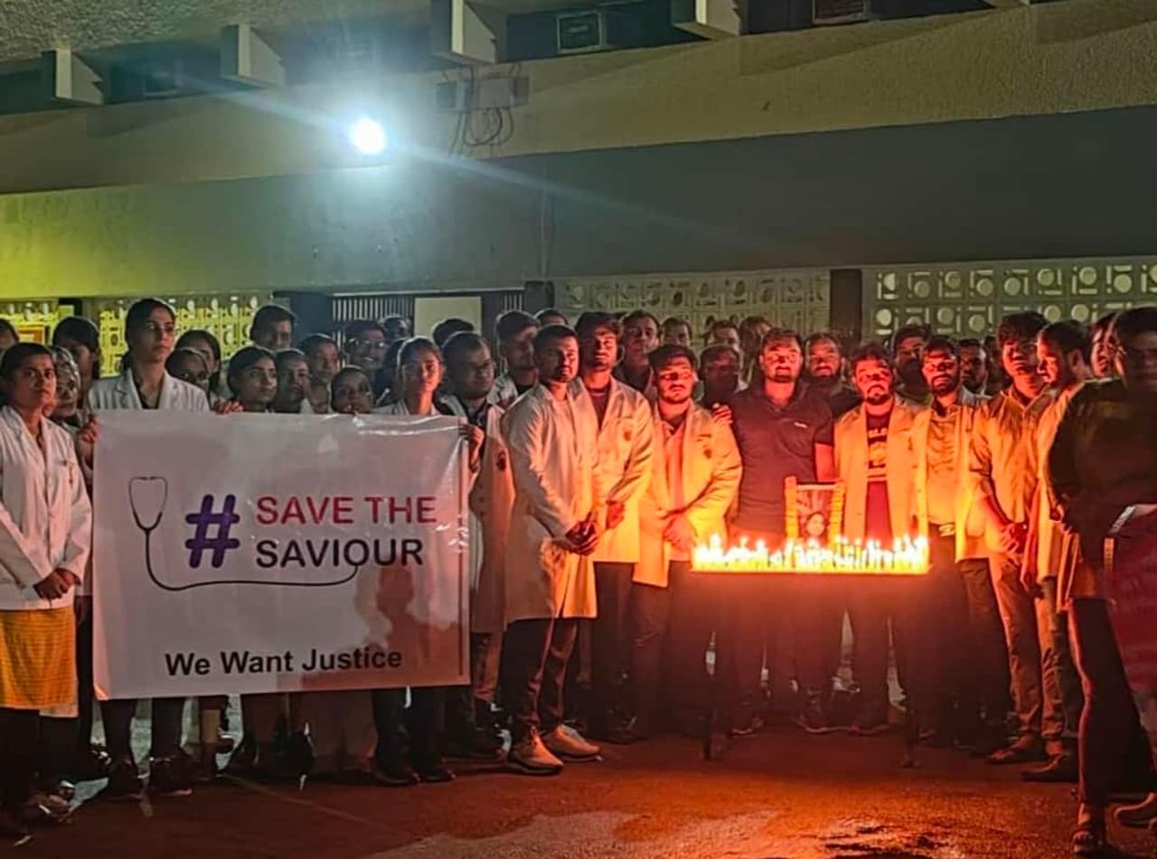 দেশজুড়ে চিকিৎসকদের প্রতিবাদ দেশজুড়ে চিকিৎসকদের প্রতিবাদ