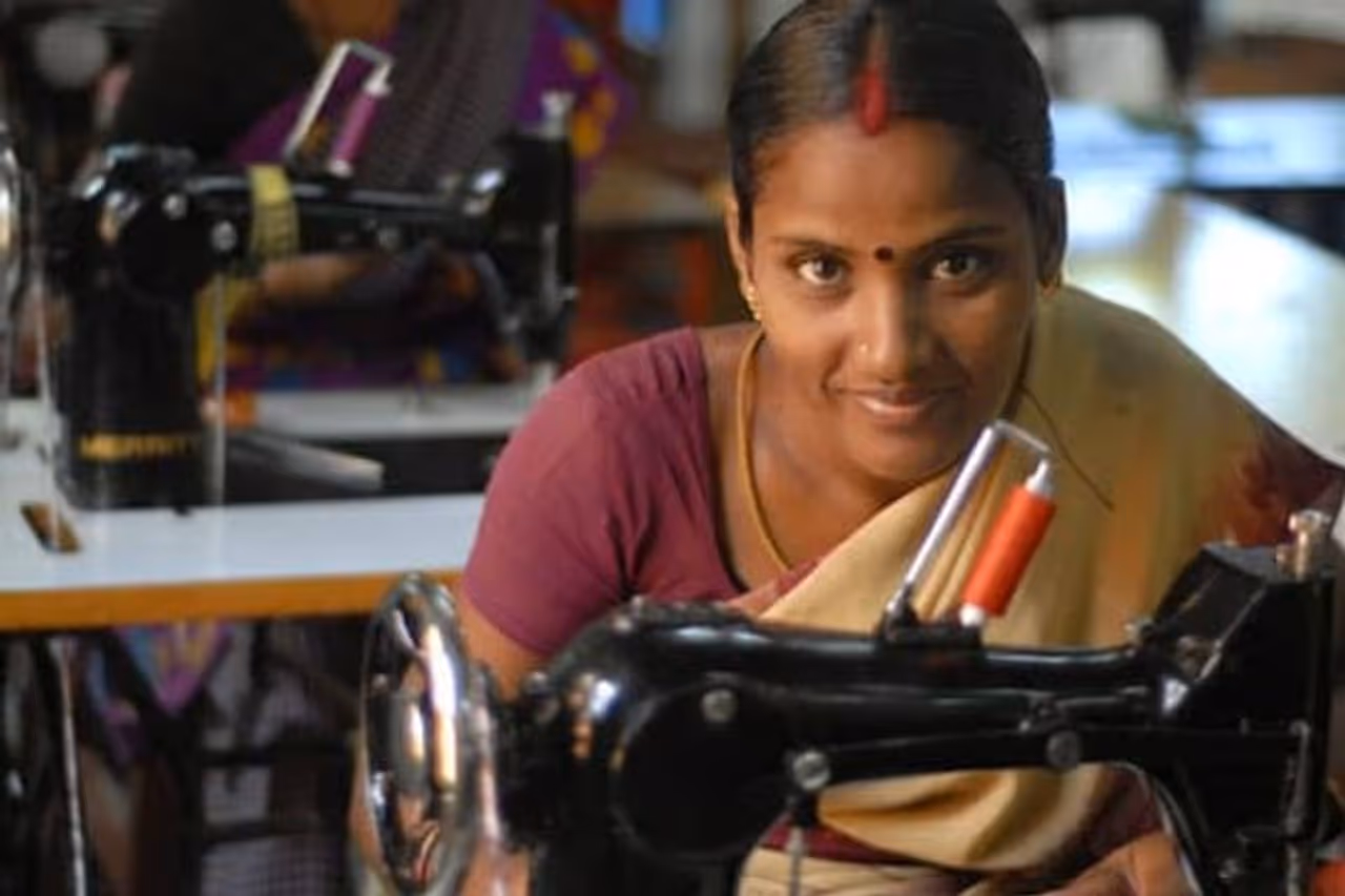 பெண்களுக்கு இலவச தையல் இயந்திரம்.! உடனே விண்ணப்பிக்க தமிழக அரசு அழைப்பு