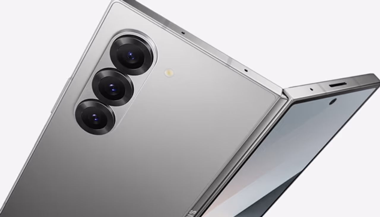 অনেক মানুষ স্যামসাং গ্যালাক্সি স্মার্টফোন ব্যবহার করেন