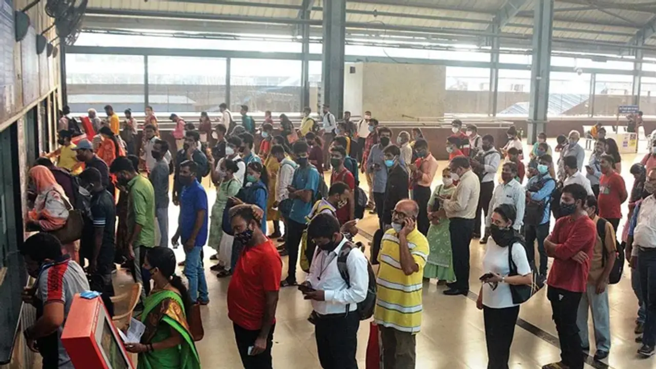 উৎসবের সময় বা ছুটির মরসুমে ট্রেনে কনফার্ম টিকিট পাওয়া অত্যন্ত কঠিন উৎসবের সময় বা ছুটির মরসুমে ট্রেনে কনফার্ম টিকিট পাওয়া অত্যন্ত কঠিন