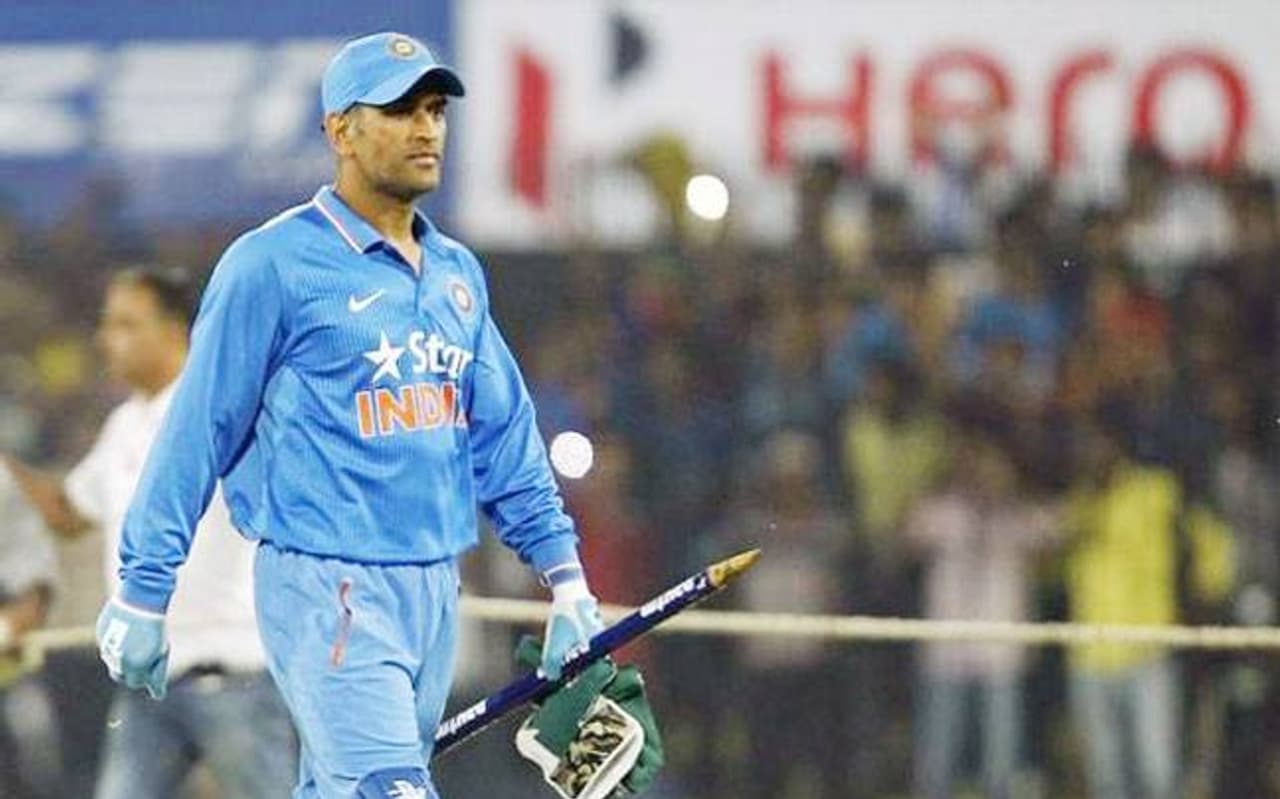 MS Dhoni Carry Stumps