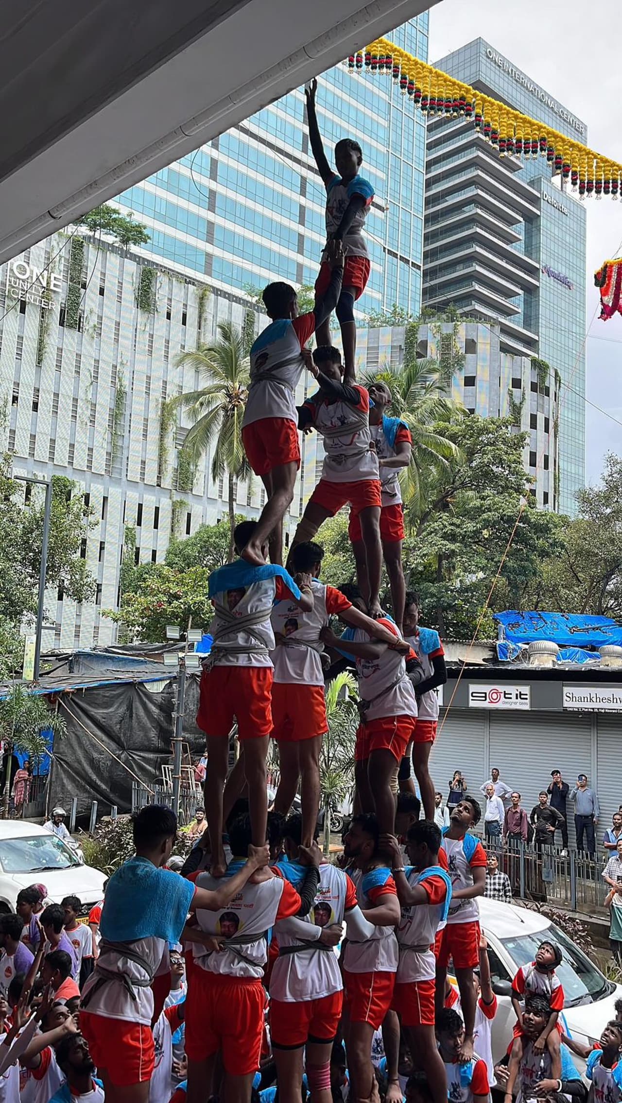 मुंबईत दहीहंडी उत्सवाची धूम