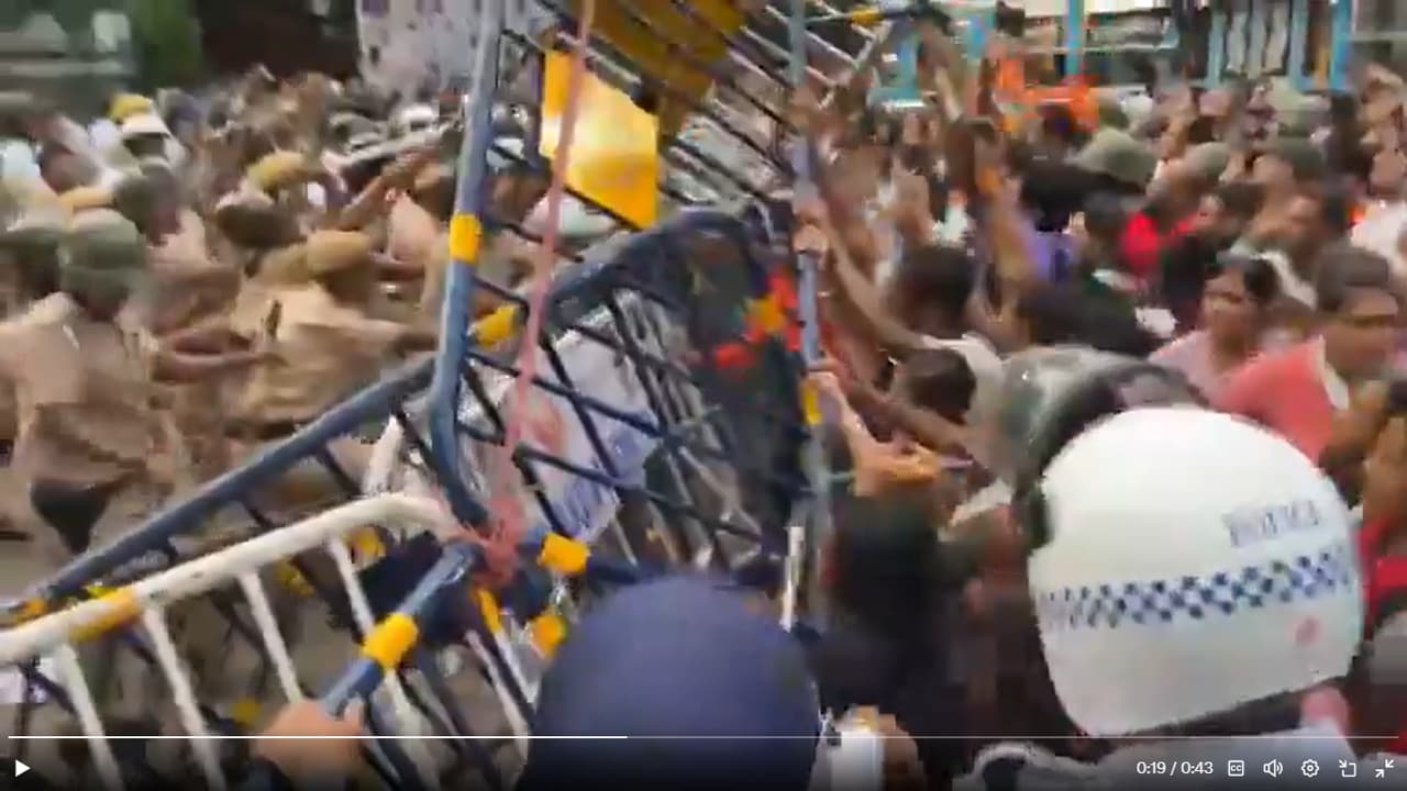 জুনিয়ার ডাক্তারদের লালবাজার অভিযান জুনিয়ার ডাক্তারদের লালবাজার অভিযান