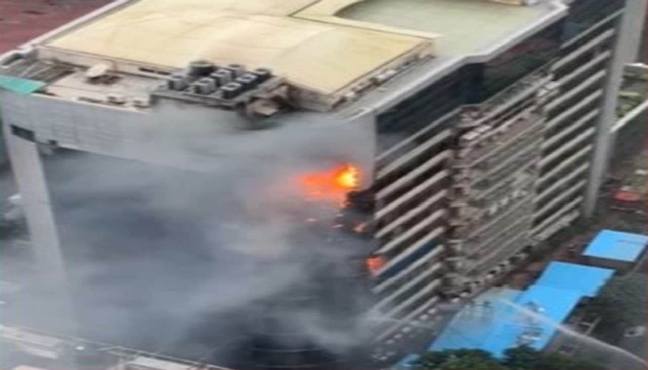 मुंबई के कमला मिल्स कंपाउंड में आग से अफरातफरी मुंबई के कमला मिल्स कंपाउंड में आग से अफरातफरी