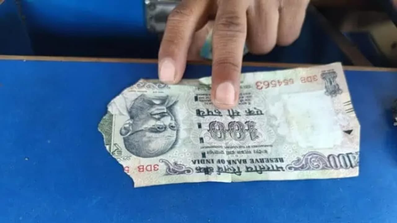 কারও কাছে ছেঁড়া ফাটা নোট থাকলে ব্যাঙ্ক থেকে সেই নোট বদল করা যেতে পারে কারও কাছে ছেঁড়া ফাটা নোট থাকলে ব্যাঙ্ক থেকে সেই নোট বদল করা যেতে পারে