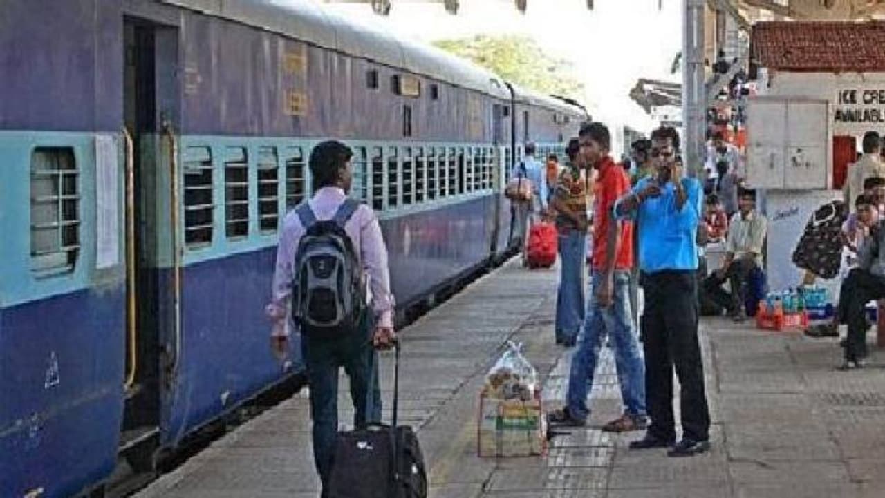 ফের ট্রেন বাতিল 