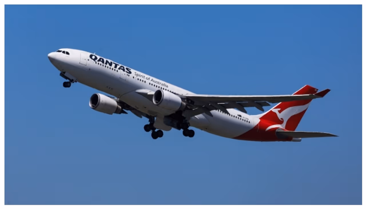 এয়ারপোর্ট যেন বনগাঁ লোকাল! এয়ারপোর্ট যেন বনগাঁ লোকাল!