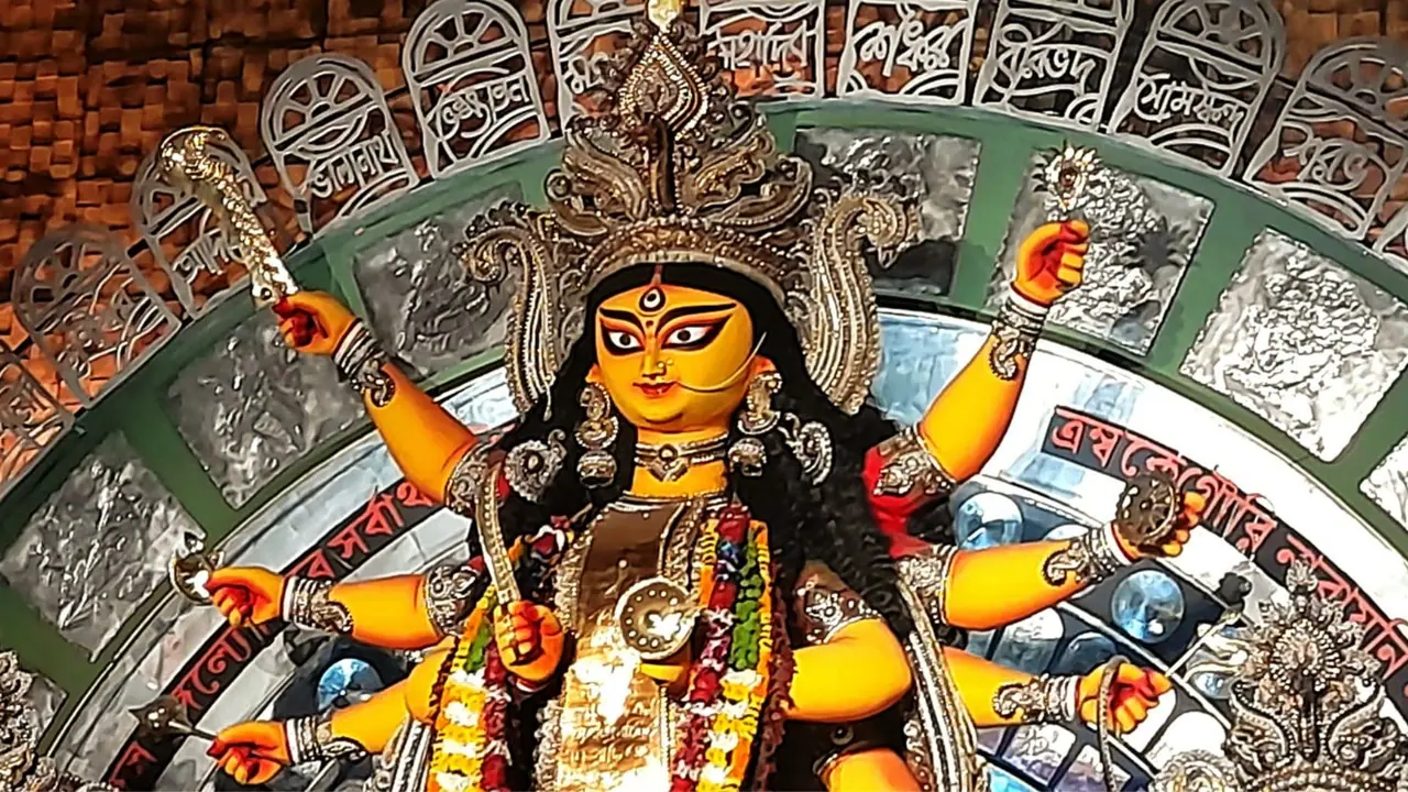 দুর্গাপুজো (Durga Puja) মানেই বাঙালির মেতে ওঠা দুর্গাপুজো (Durga Puja) মানেই বাঙালির মেতে ওঠা