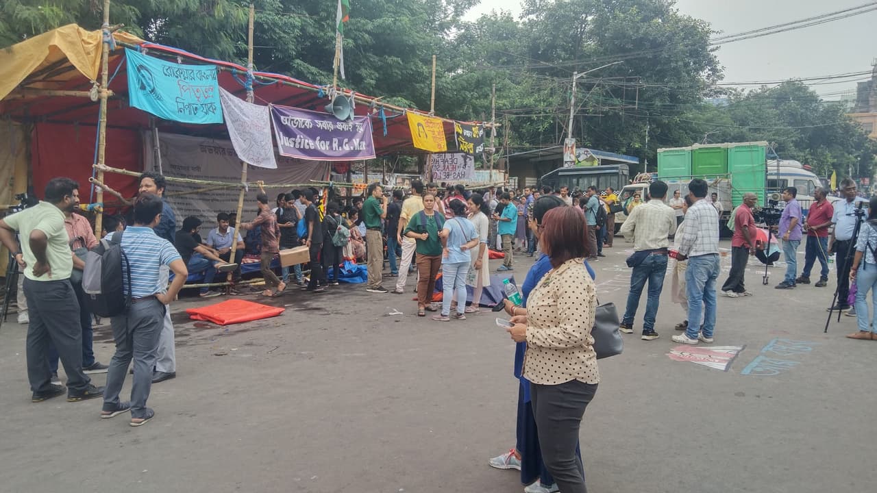 জুনিয়র ডাক্তারদের প্রতিবাদ জুনিয়র ডাক্তারদের প্রতিবাদ