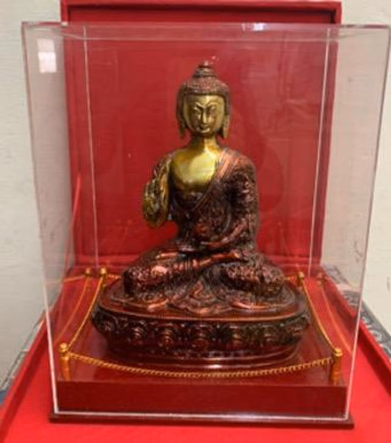 शांत चित्त बैठे महात्मा बुद्ध की पीतल की प्रतिमा शांत चित्त बैठे महात्मा बुद्ध की पीतल की प्रतिमा