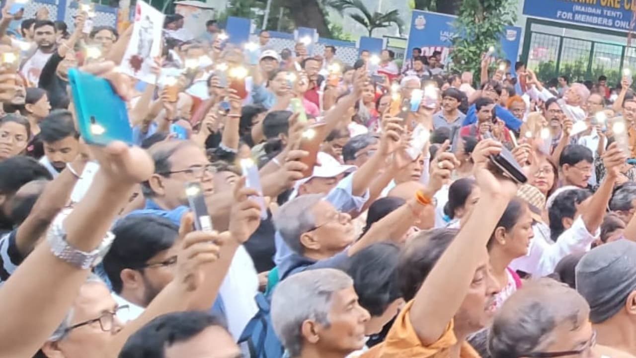 দ্রোহের আগুনে সরে গেল ব্যারিকেড