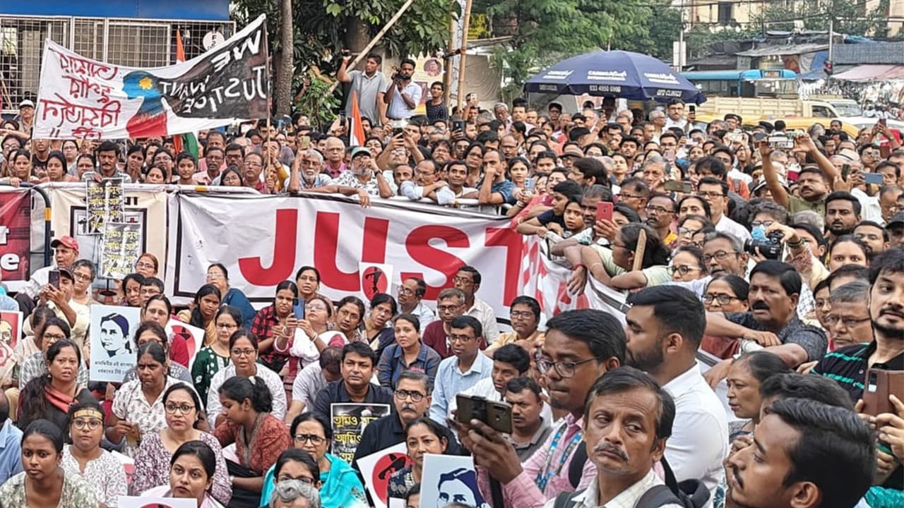 এদিন বিকেল বাড়তেই ধর্মতলা (Dharmatala) চত্বরে ভিড় জমাতে শুরু করেন প্রচুর সাধারণ মানুষ এদিন বিকেল বাড়তেই ধর্মতলা (Dharmatala) চত্বরে ভিড় জমাতে শুরু করেন প্রচুর সাধারণ মানুষ