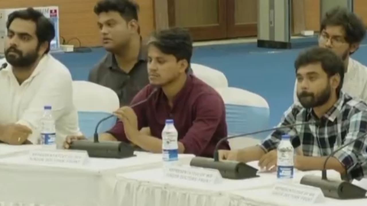 বৈঠকের শুরুতেই আলোচনা শুরু করেন ডাক্তাররা (Junior Doctors) বৈঠকের শুরুতেই আলোচনা শুরু করেন ডাক্তাররা (Junior Doctors)