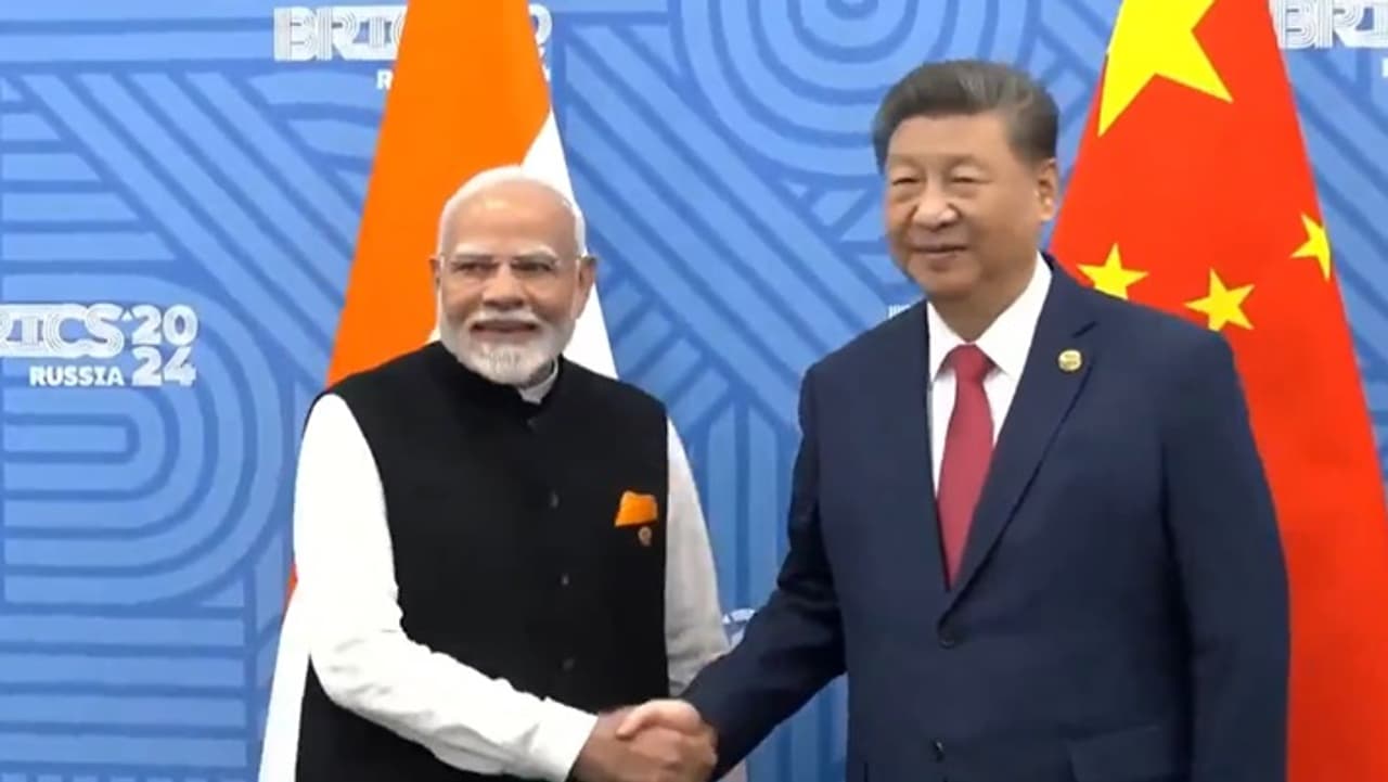 ৫ বছর পর চিনা প্রেসিডেন্ট শি জিনপিংয়ের সঙ্গে বৈঠক করলেন প্রধানমন্ত্রী নরেন্দ্র মোদী ৫ বছর পর চিনা প্রেসিডেন্ট শি জিনপিংয়ের সঙ্গে বৈঠক করলেন প্রধানমন্ত্রী নরেন্দ্র মোদী