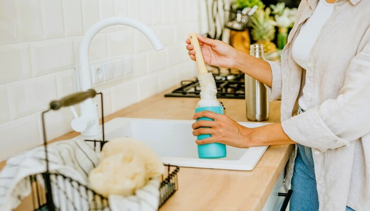 வாட்டர் பாட்டிலை சுத்தம் செய்வது எப்படி?