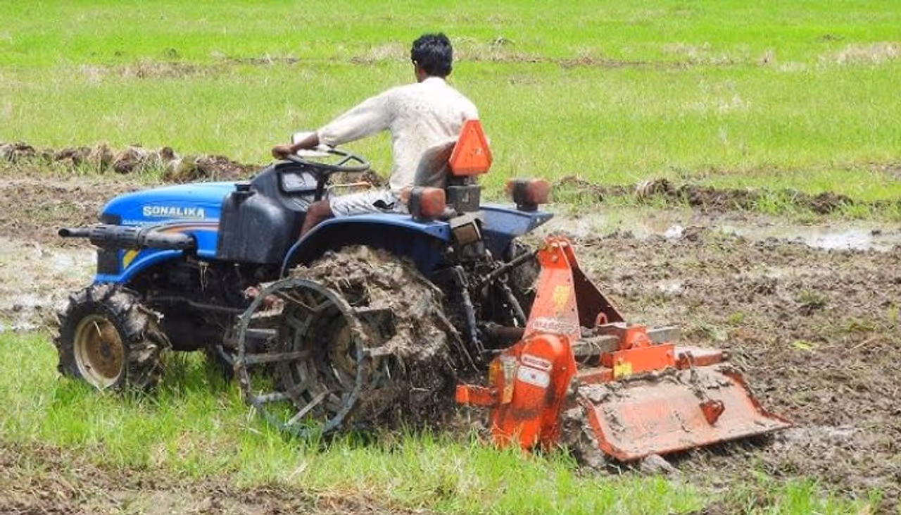 शेतकरी राजा तुझंच होणार कल्याण, शेतीसाठी कमी किंमतीत ४ ट्रॅक्टर घ्या माहित करून; इंजिनमध्ये हत्तीएवढी ताकद 