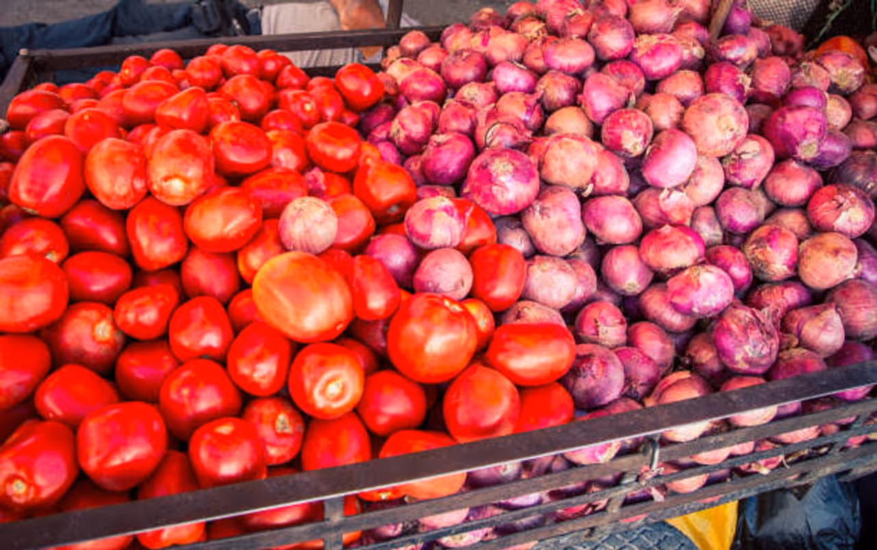 தக்காளி, வெங்காயம் விலை என்ன.? தக்காளி, வெங்காயம் விலை என்ன.?