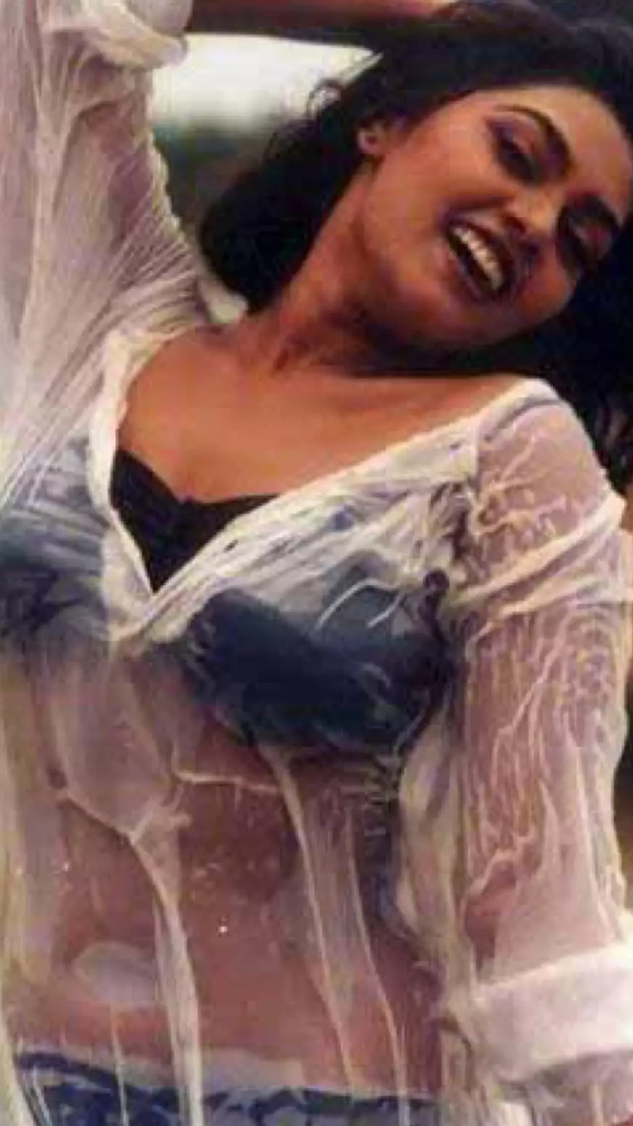 கண்களில் போதை ஏற்றும் நடிகை: