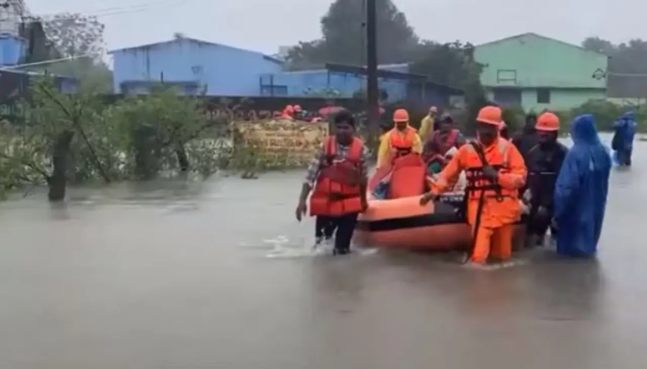 Heavy rains lashing Telugu states Heavy rains lashing Telugu states