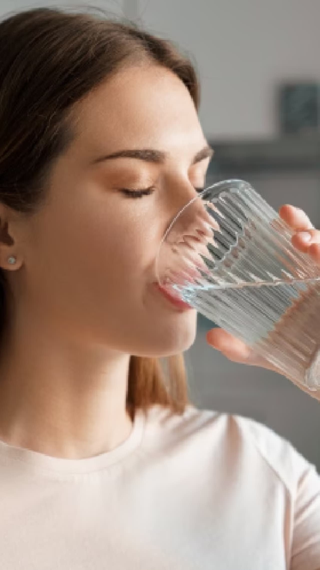 সবসময় দাঁড়িয়ে জল খাওয়ার অভ্যাস থাকলে এখনই সেই অভ্যাস বদল করে নিন সবসময় দাঁড়িয়ে জল খাওয়ার অভ্যাস থাকলে এখনই সেই অভ্যাস বদল করে নিন