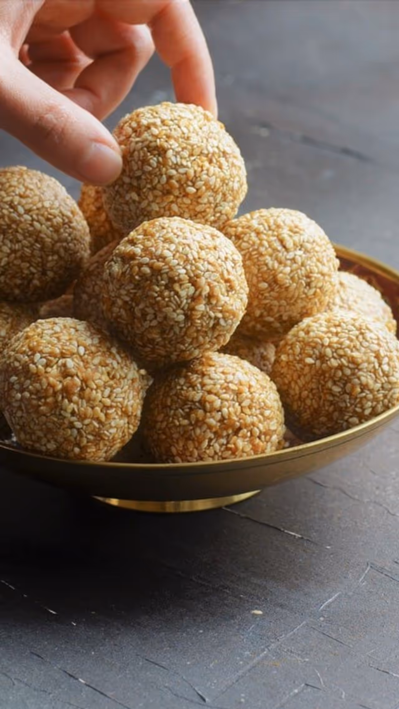 तिळाचे मऊ लाडू घरच्या घरी कसे बनवावे, हि रेसिपी करून पहा ट्राय