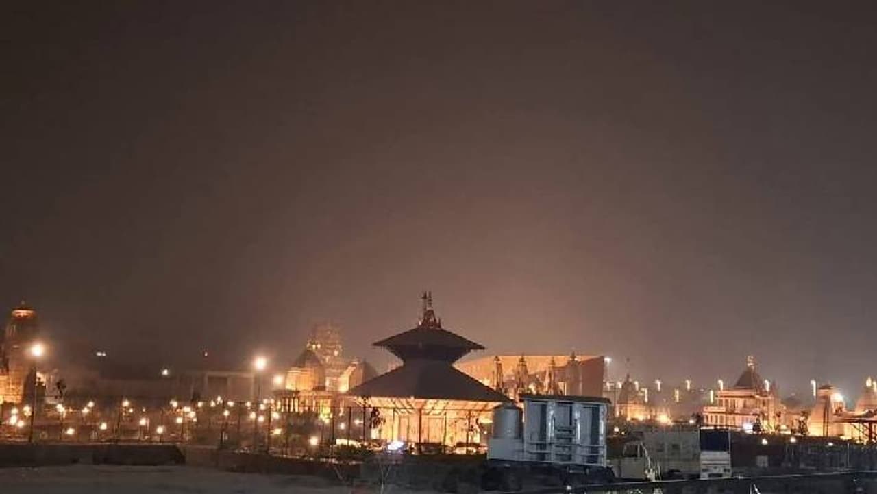 शिवालय पार्क: रात में चमकता आकर्षण शिवालय पार्क: रात में चमकता आकर्षण