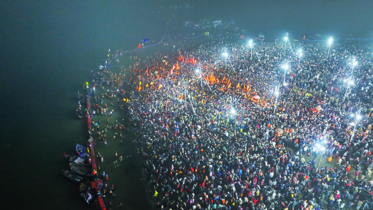 संगम पर श्रद्धालुओं का अभूतपूर्व उमड़ा सैलाब संगम पर श्रद्धालुओं का अभूतपूर्व उमड़ा सैलाब