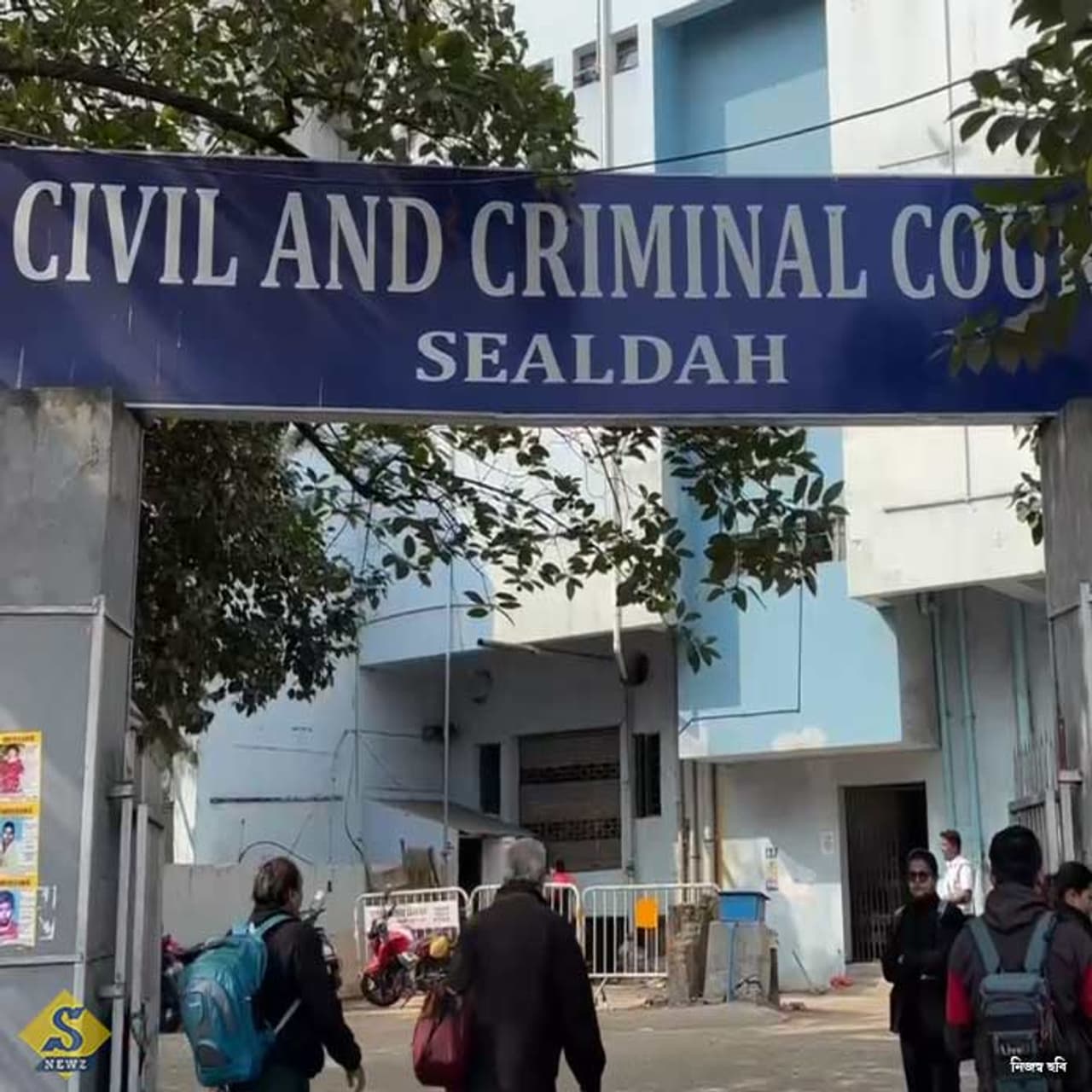 আদালতের দ্বারস্থ নির্যাতিতার বাবা মা আদালতের দ্বারস্থ নির্যাতিতার বাবা মা