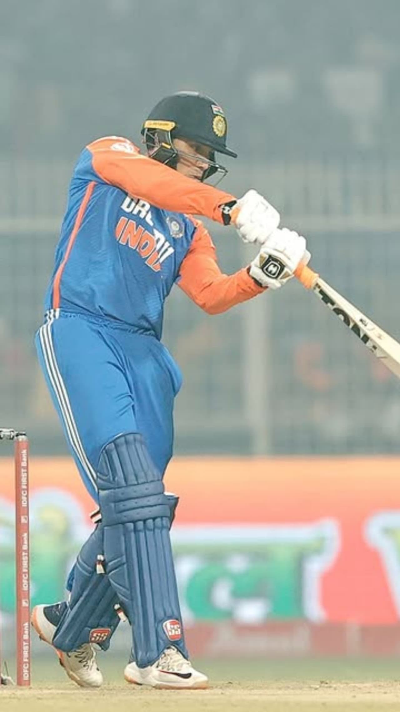 রবিবার মুম্বইয়ের ওয়াংখেড়ে স্টেডিয়ামে ইংল্যান্ডের বিরুদ্ধে সিরিজের পঞ্চম টি ২০ ম্যাচে ঝোড়ো শতরান করেছেন অভিষেক শর্মা