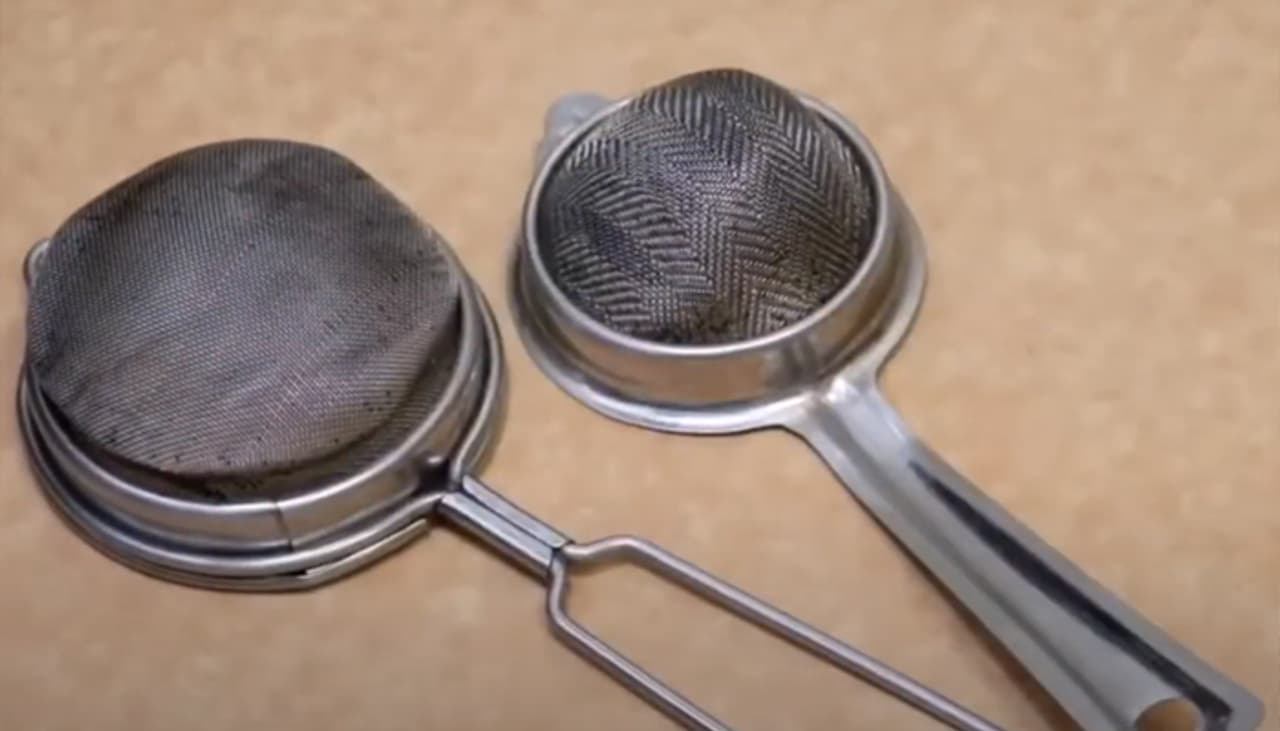 தேநீர் சல்லடையைப் பளபளப்பாக்க தேநீர் சல்லடையைப் பளபளப்பாக்க