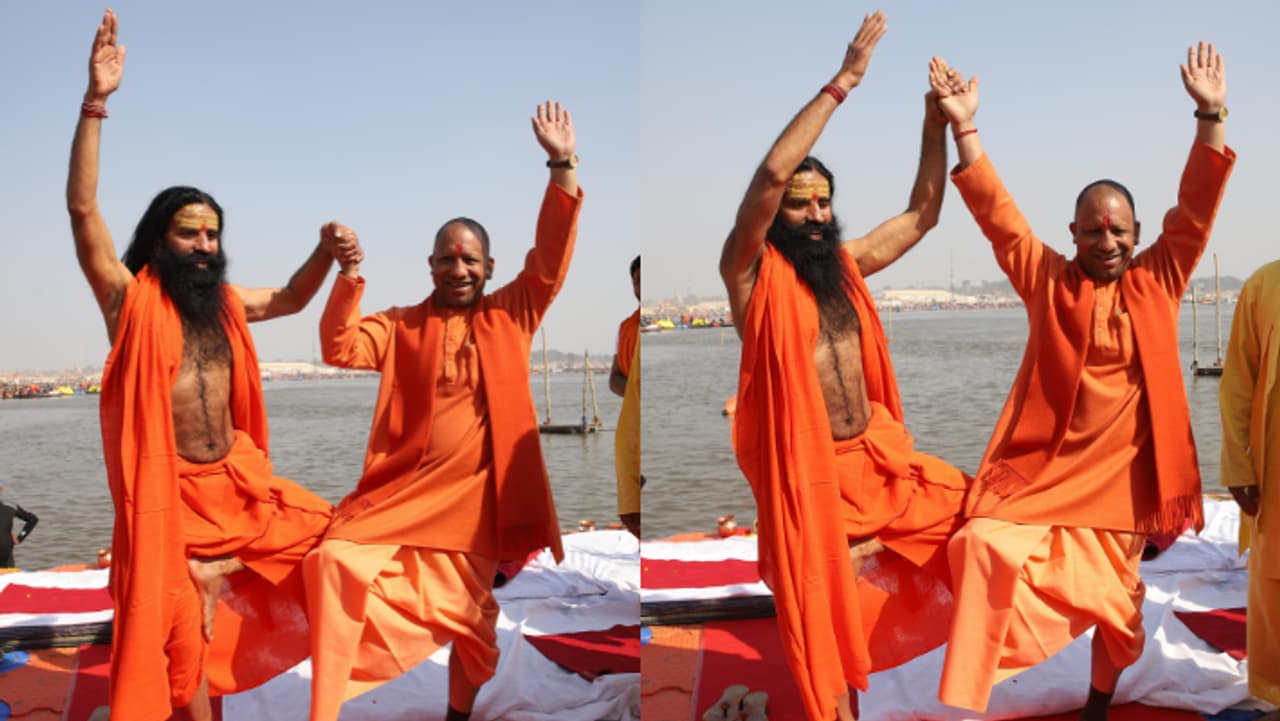 सीएम योगी आदित्यनाथ को बाबा रामदेव ने दिया योग का ज्ञान