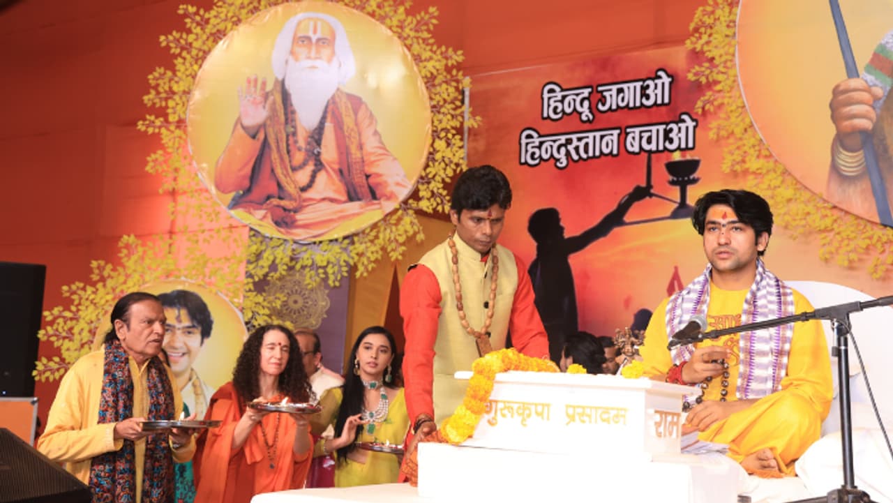 बागेश्वर बाबा की हनुमंत कथा से गूंज उठी संगम नगरी बागेश्वर बाबा की हनुमंत कथा से गूंज उठी संगम नगरी