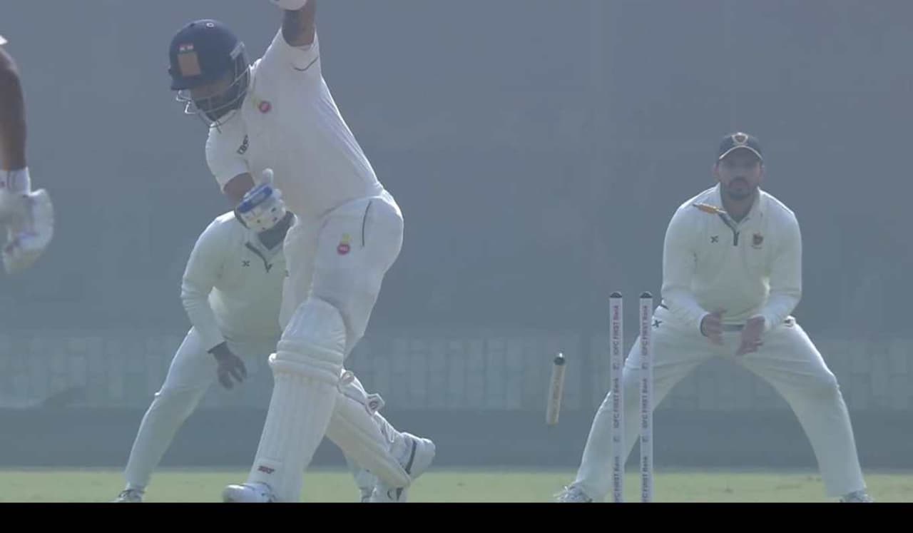 ரஞ்சி டிராபியிலும் சொதப்பிய விராட் கோலி; 'பல்டி' அடித்த ஸ்டெம்ப்; நொந்துபோன ரசிகர்கள்! ரஞ்சி டிராபியிலும் சொதப்பிய விராட் கோலி; 'பல்டி' அடித்த ஸ்டெம்ப்; நொந்துபோன ரசிகர்கள்!