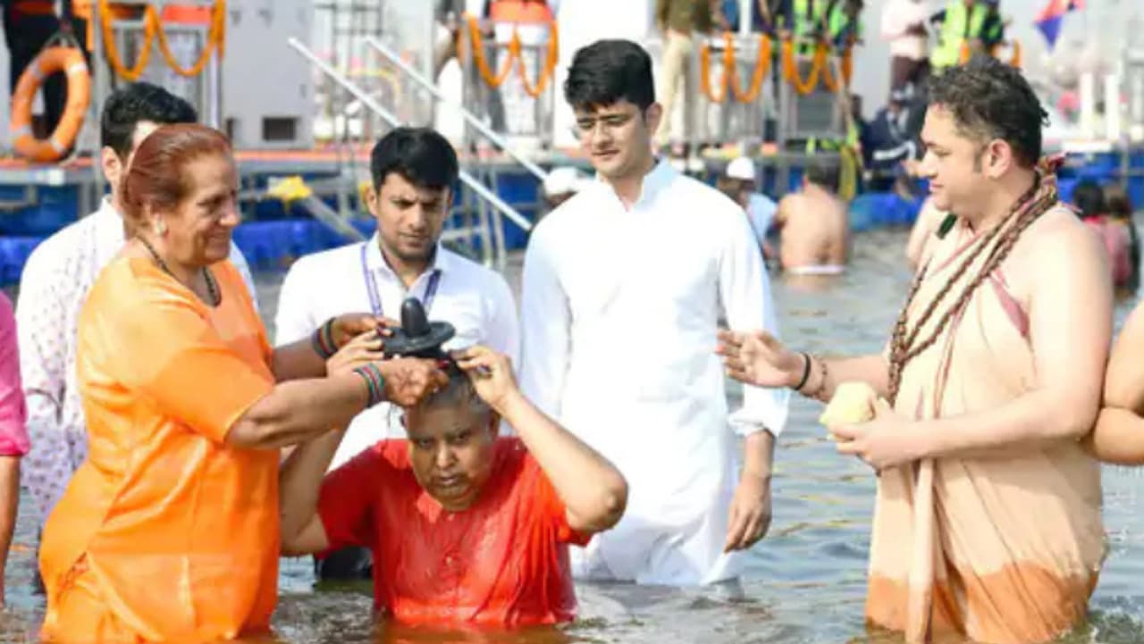 सिर पर शिवलिंग रखकर उपराष्ट्रपति ने संगम में लगाई डुबकी