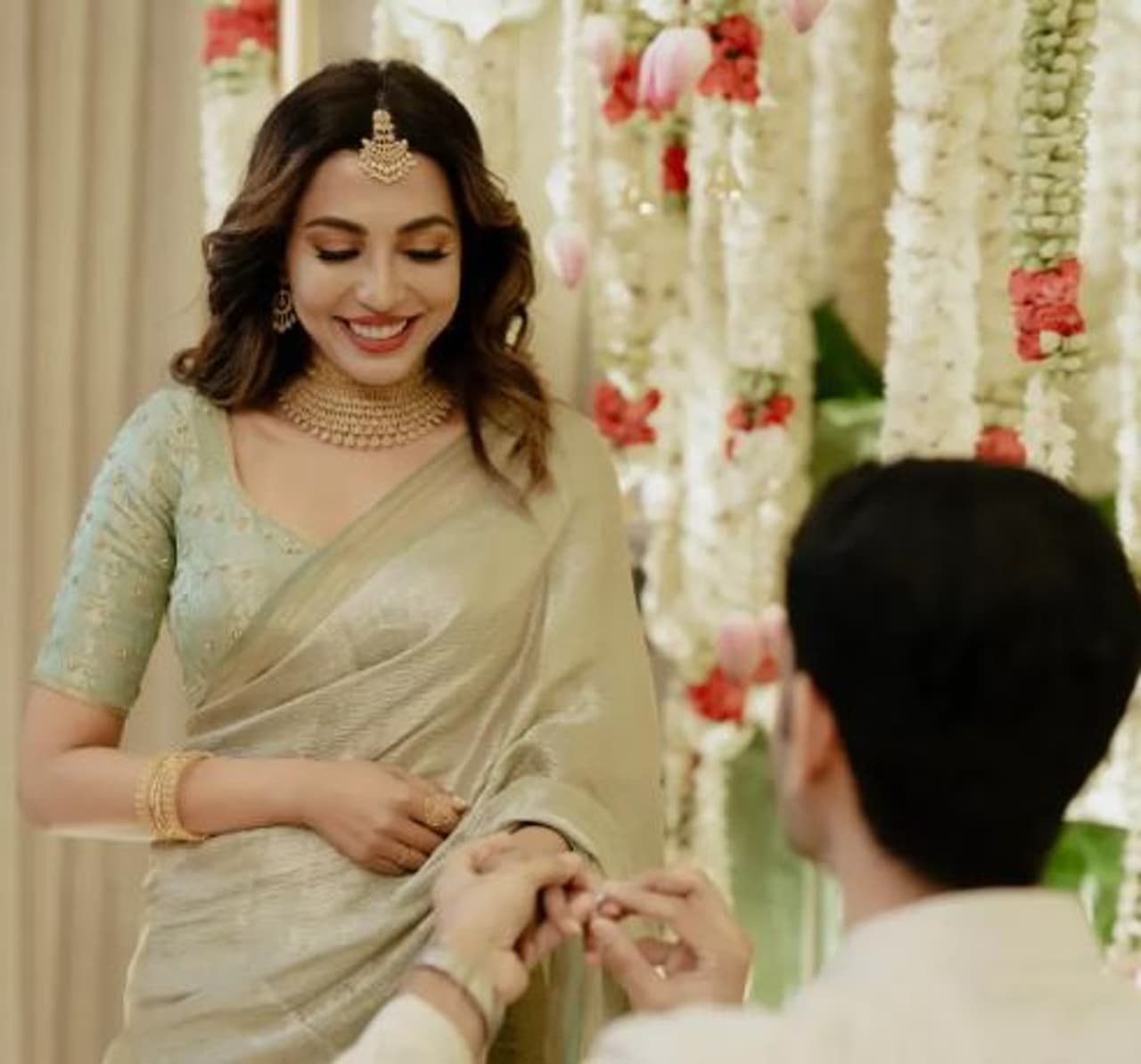 நடிகை பார்வதி நாயர் நிச்சயதார்த்த புகைப்படங்கள்: