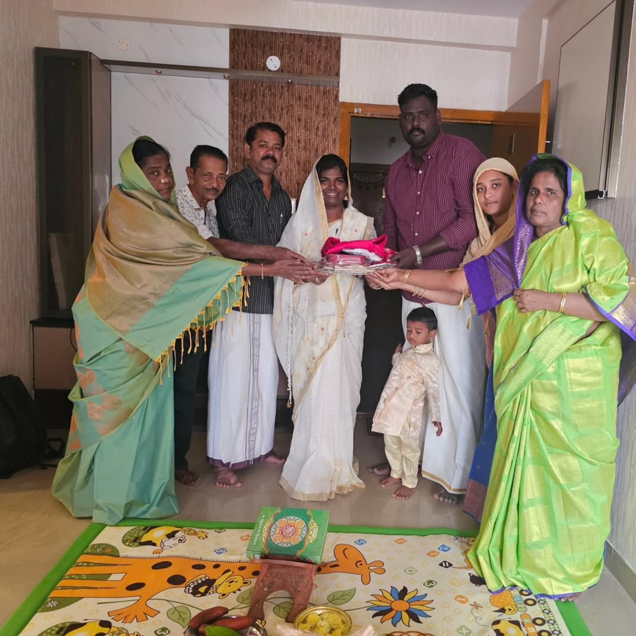 பட்டிமன்ற மேடையிலிருந்து பிக் பாஸ் வரை... பட்டிமன்ற மேடையிலிருந்து பிக் பாஸ் வரை...