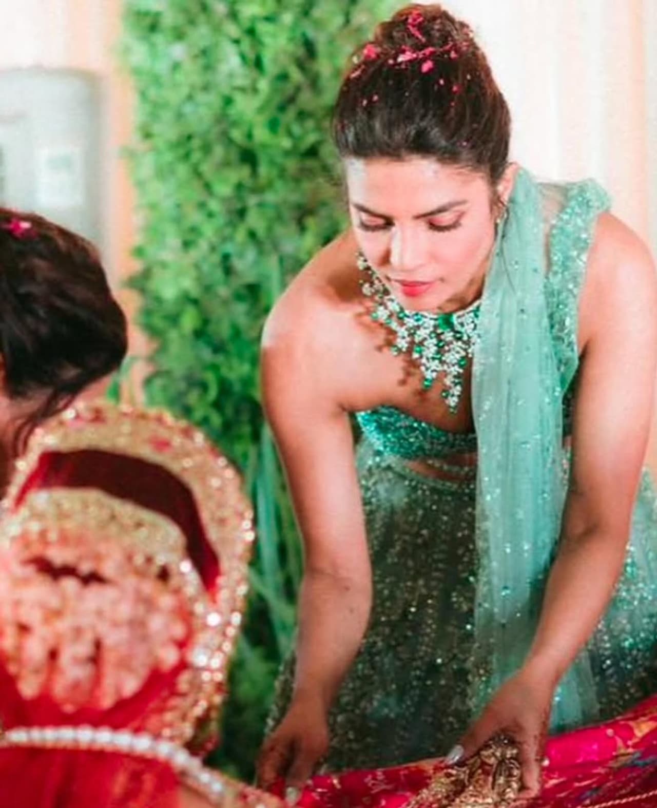 1600 மணி நேரம் செய்யப்பட்ட நெக்லஸ் – பிரியங்கா சோப்ராவின் கழுத்தில் மின்னிய நெக்லஸின் விலை எவ்வளவு?