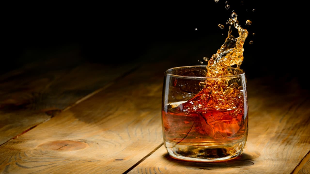 மதுபிரியர்களுக்கு குட் நியூஸ்.. போர்பன் விஸ்கி மீதான சுங்க வரி 50 சதவீதம் குறைப்பு! மதுபிரியர்களுக்கு குட் நியூஸ்.. போர்பன் விஸ்கி மீதான சுங்க வரி 50 சதவீதம் குறைப்பு!