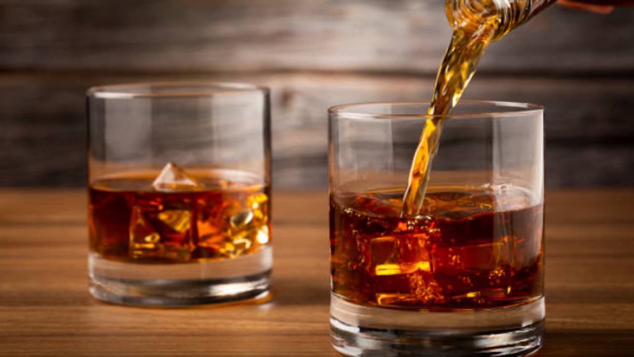 குடிமகன்களுக்கு மகிழ்ச்சி செய்தி! மதுபான விலை குறையப்போகுது!