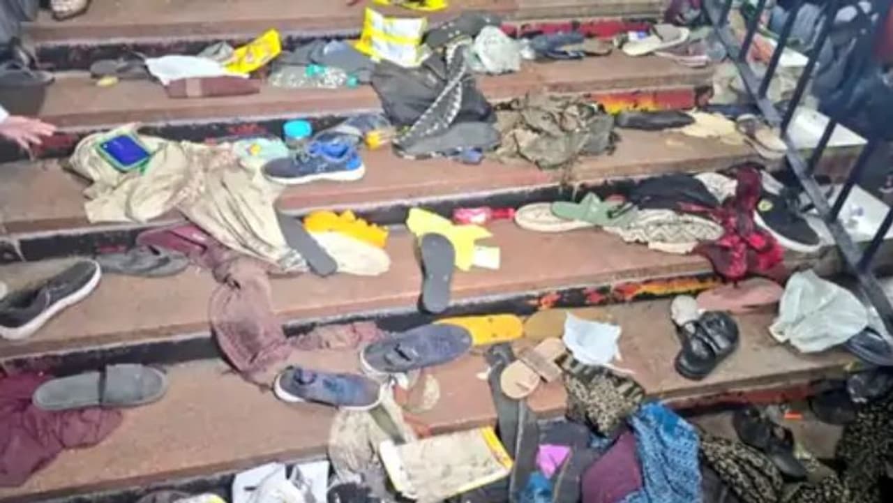 नई दिल्ली रेलवे स्टेशन हादसे से हर कोई दुखी नई दिल्ली रेलवे स्टेशन हादसे से हर कोई दुखी