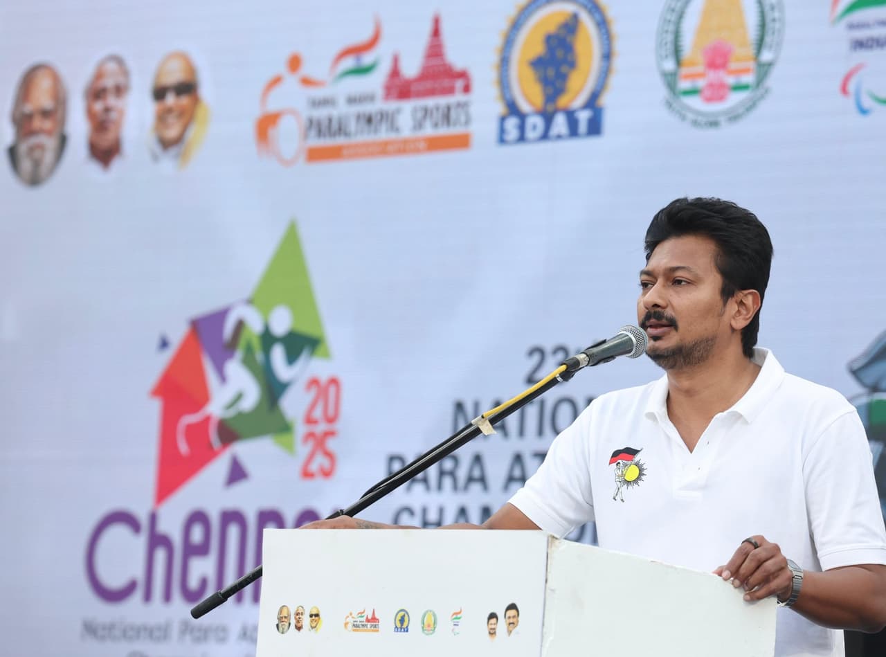 ஆம்புலன்ஸ் ஊழியர்களுக்கு மிரட்டல் விடுக்கும் பழனிசாமி