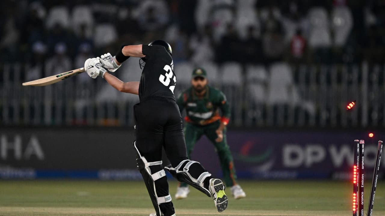 সেই ম্যাচেই ৫ উইকেটে জয় পেলে নিউজিল্যান্ড ক্রিকেট দল সেই ম্যাচেই ৫ উইকেটে জয় পেলে নিউজিল্যান্ড ক্রিকেট দল