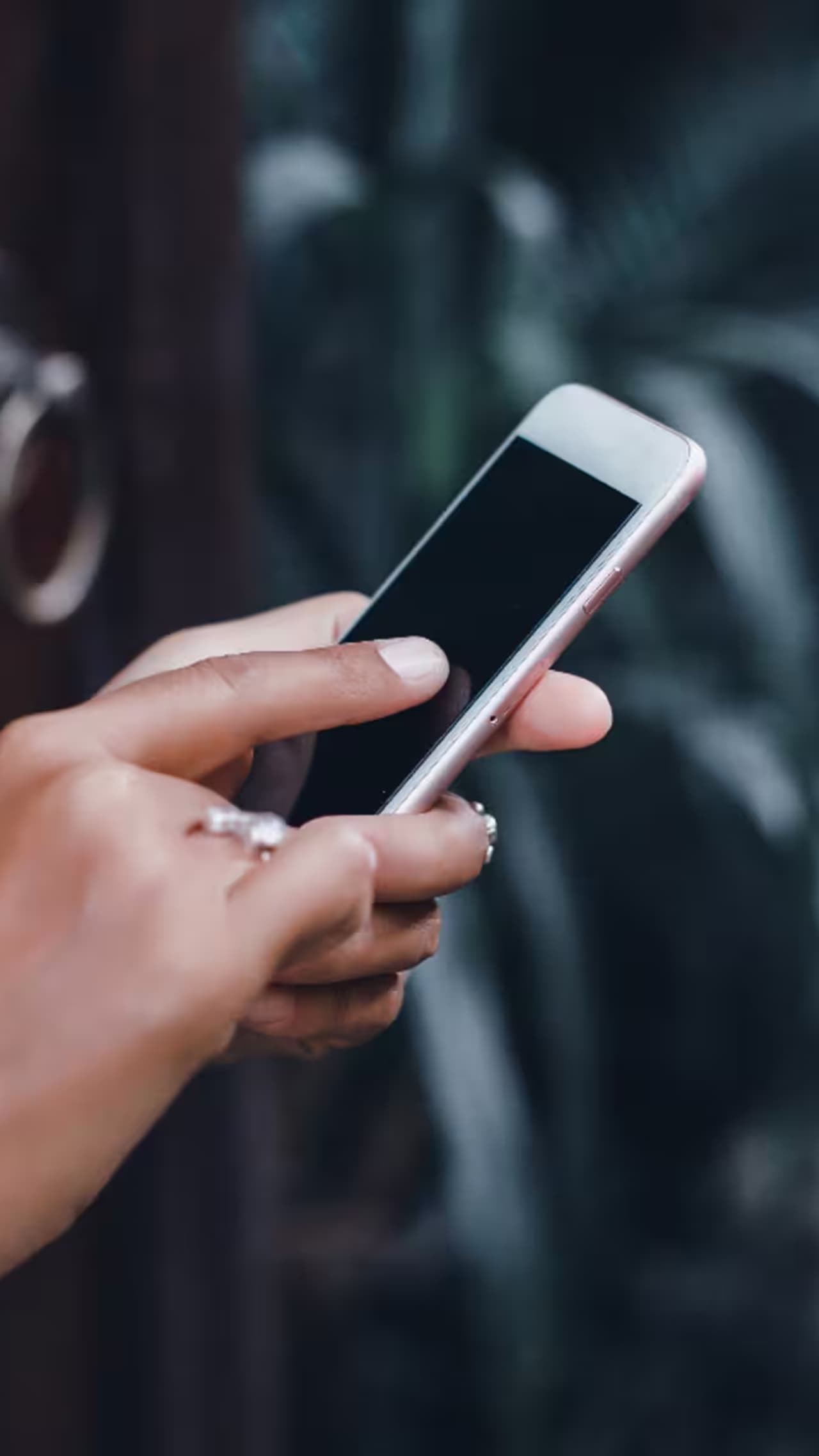 रात्री झोपताना रिल्स पाहिले तर व्हाल आंधळे, मोबाईलचं वेड करून टाकील वेडं रात्री झोपताना रिल्स पाहिले तर व्हाल आंधळे, मोबाईलचं वेड करून टाकील वेडं