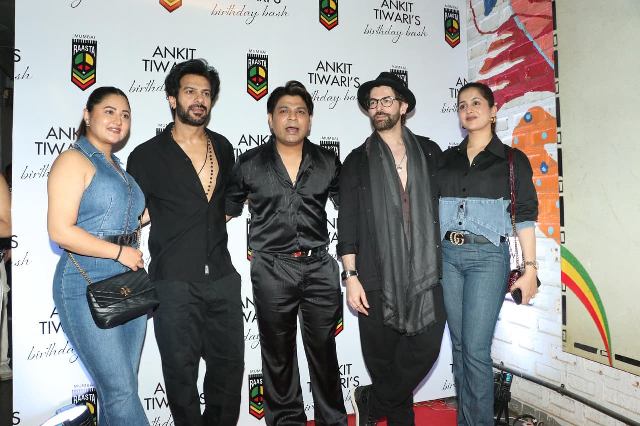 Singer Ankit Tiwari celebrated his birthday with his close friends. Singer Ankit Tiwari celebrated his birthday with his close friends.